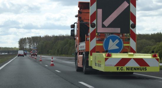 Verkeersproblemen op A7 vanwege ongeval met vrachtwagen bij Terwispel