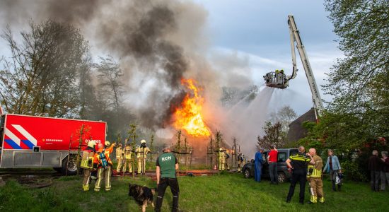 Friese brandweer ingezet voor brandende woonboerderij in Vledderveen
