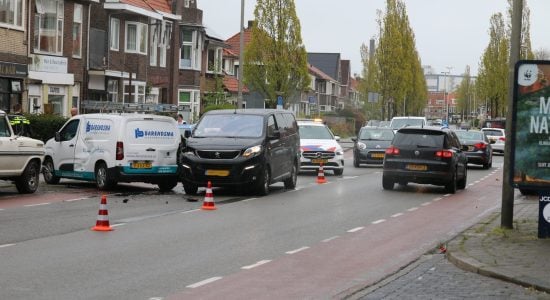 Veel schade na ongeval bij verlaten uitrit in Leeuwarden