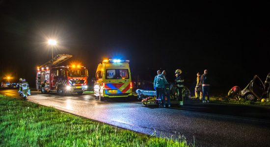 Auto in sloot Oosterwolde; twee gewonden