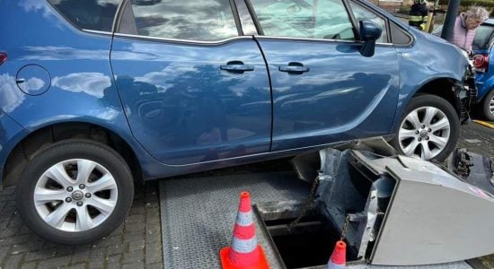 Echtpaar belandt met auto op container in Harkema
