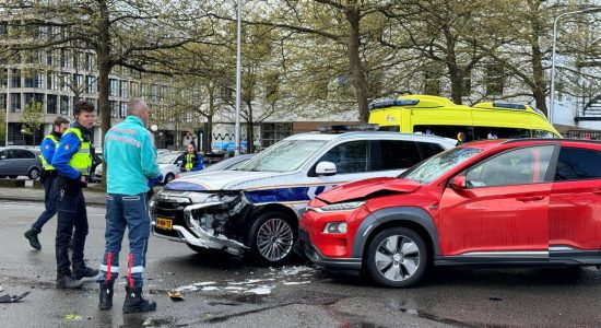 Handhaving en personenauto met elkaar in botsing in Leeuwarden