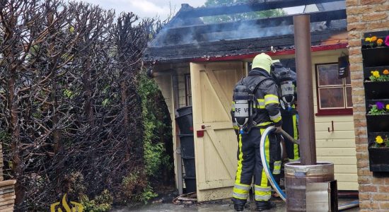 Coniferenhaag brand slaat over naar tuinhuisje in Joure