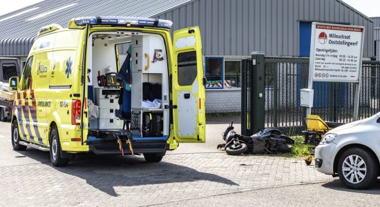 Auto en scooter botsen in Oosterwolde: een gewonde