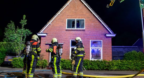 Gezin naar het ziekenhuis na brand in woning in Oosterwolde