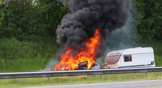 Auto en caravan in brand op N31 bij Drachten; weg afgesloten