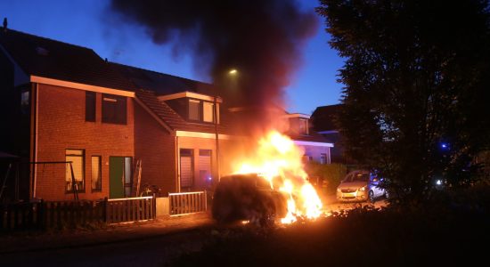 Auto in lichterlaaie in Leeuwarden