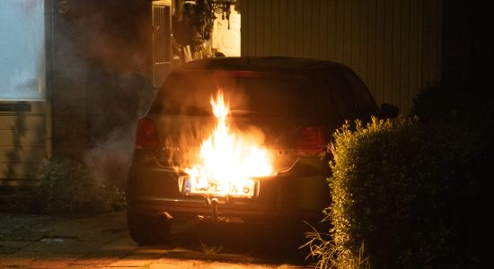 Auto in brand en raam van woning ingegooid in Leeuwarden