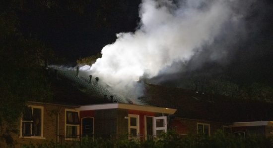 Dakbrand bij woning in Leeuwarden door lichtkogel