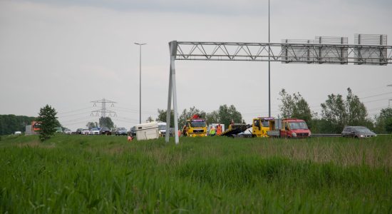 Paardentrailer in de sloot zorgt voor vertraging op N31 bij Leeuwarden