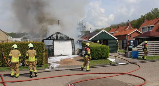 Schuurtjes door brand verwoest in Nijemirdum