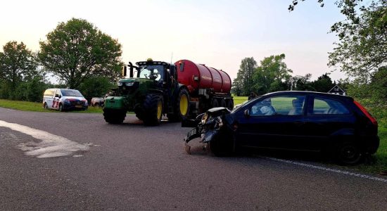 Auto en tractor in botsing op N392 bij Terwispel
