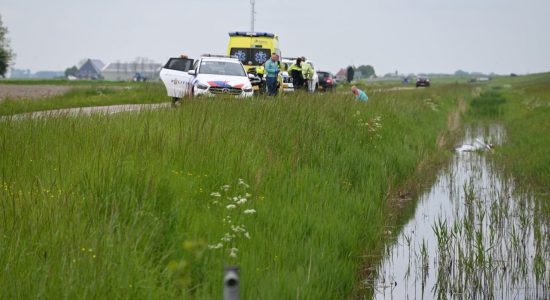 Motoragent onwel; politiemotor in de sloot bij Franeker