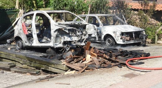 Twee auto’s verwoest bij brand door werkzaamheden in Westhoek