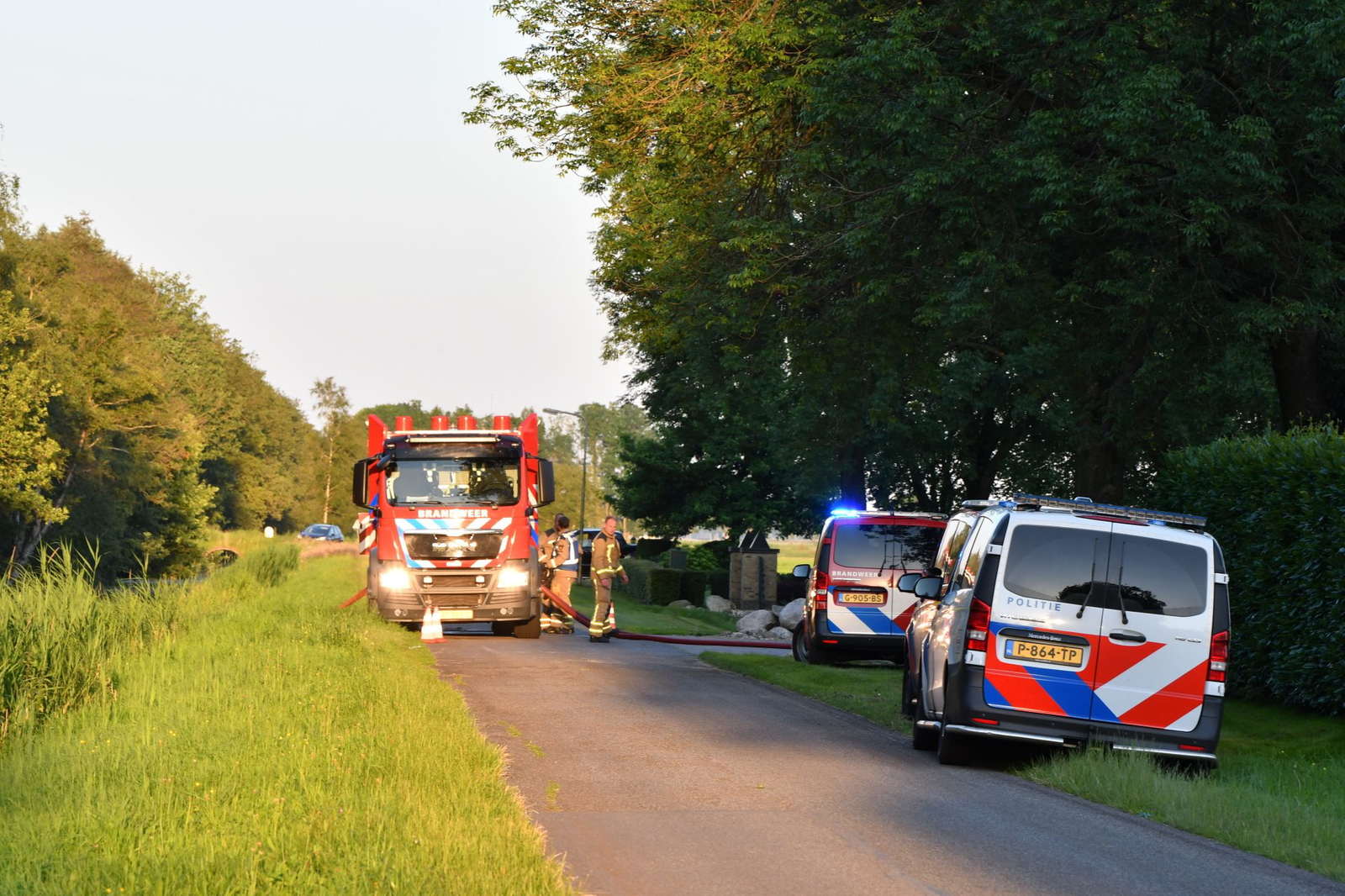 Grote brand in agrarische loods snel onder controle in Ravenswoud