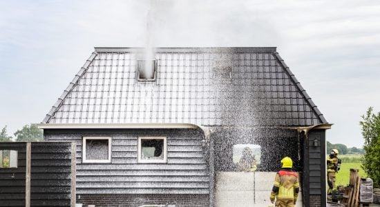Felle brand richt veel schade aan in schuur in Ureterp
