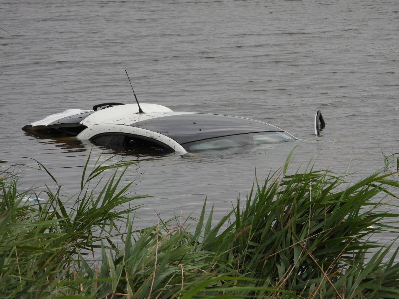 Vrouw met auto te water in Hallum