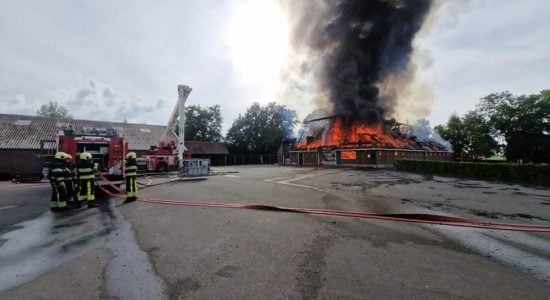 Zeer grote brand verwoest boerderij in Scharsterbrug