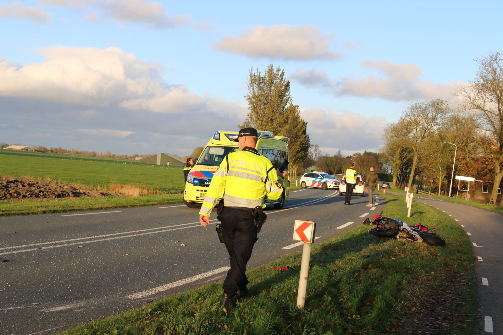 Motorrijder klapt achterop auto op Snitserdyk N354 bij Raerd