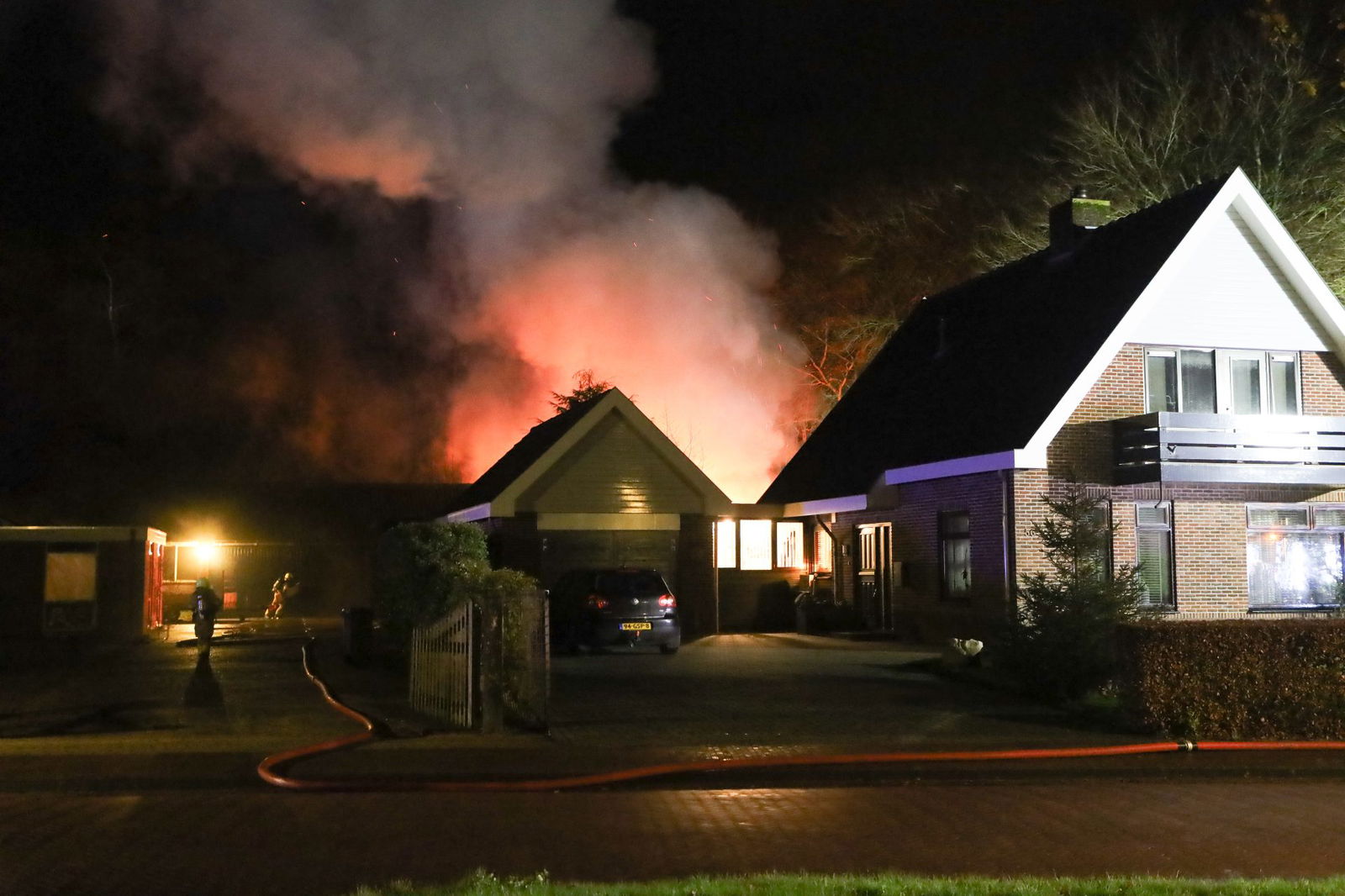 Grote brand verwoest caravan en brommobiel in Rottevalle
