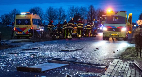 Video: Enorme ravage bij ongeval in Reduzum; drie personen gewond