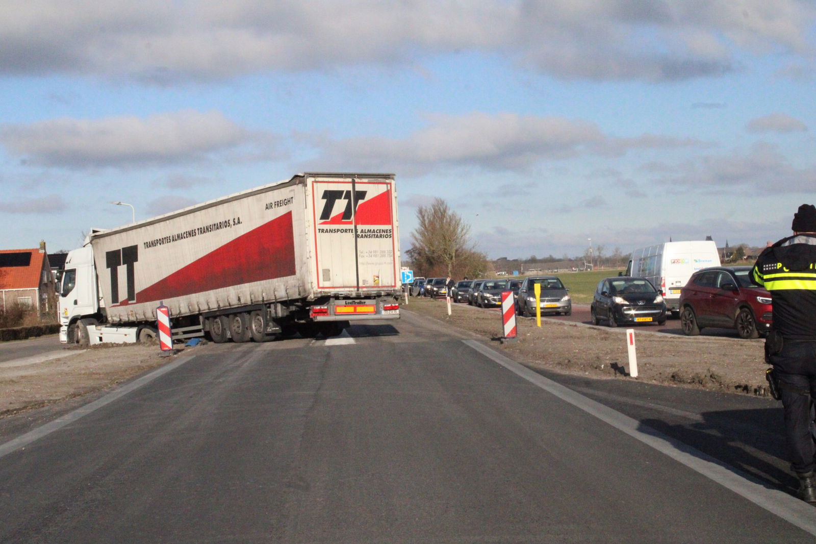 File op N359 door vrachtwagen in de berm bij Tjerkwerd