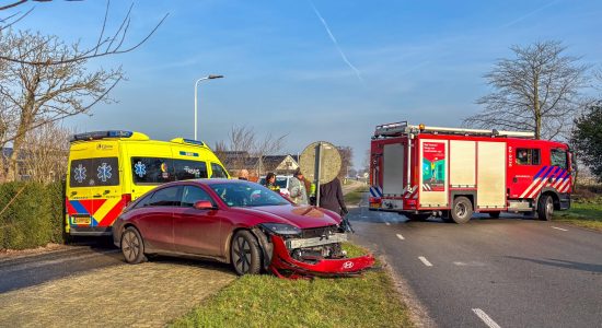 Dienstauto van brandweer betrokken bij botsing op N924 Rotsterhaule