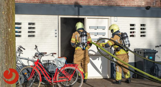 Twee personen en drie katten uit woning gehaald bij brand in flat
