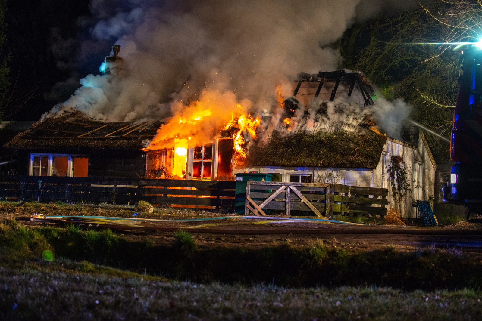 Friese brandweer ingezet voor felle brand in woonboerderij Wapse