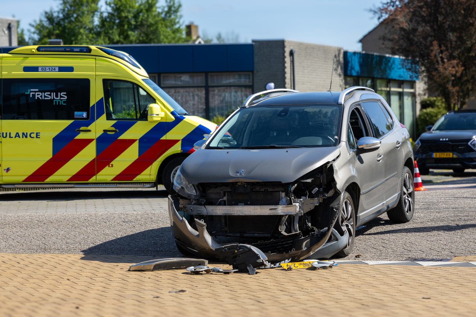 Kruising afgesloten na botsing tussen twee auto’s in Drachten