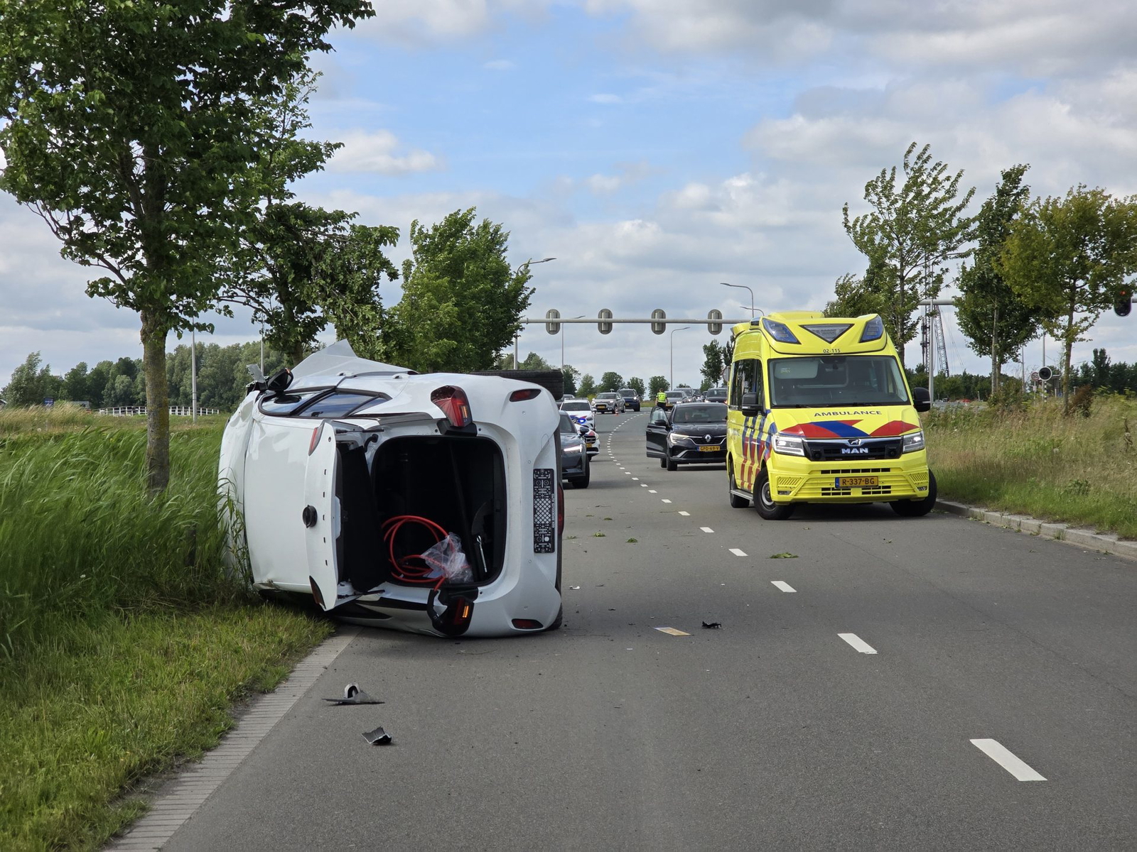 Auto op zijn kant door ongeval in Leeuwarden