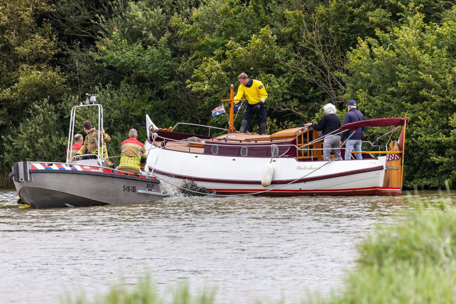 Watersporters vast in Bolswardervaart nabij Harlingen