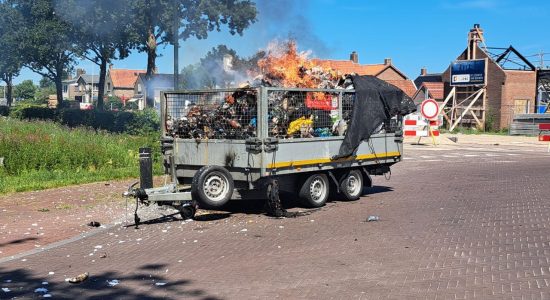 Lading van aanhanger in lichterlaaie in Gorredijk