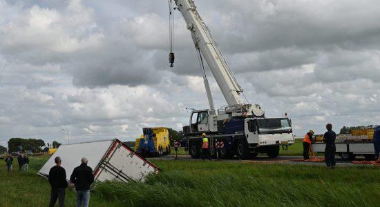 Vrachtwagen in sloot bij Berltsum