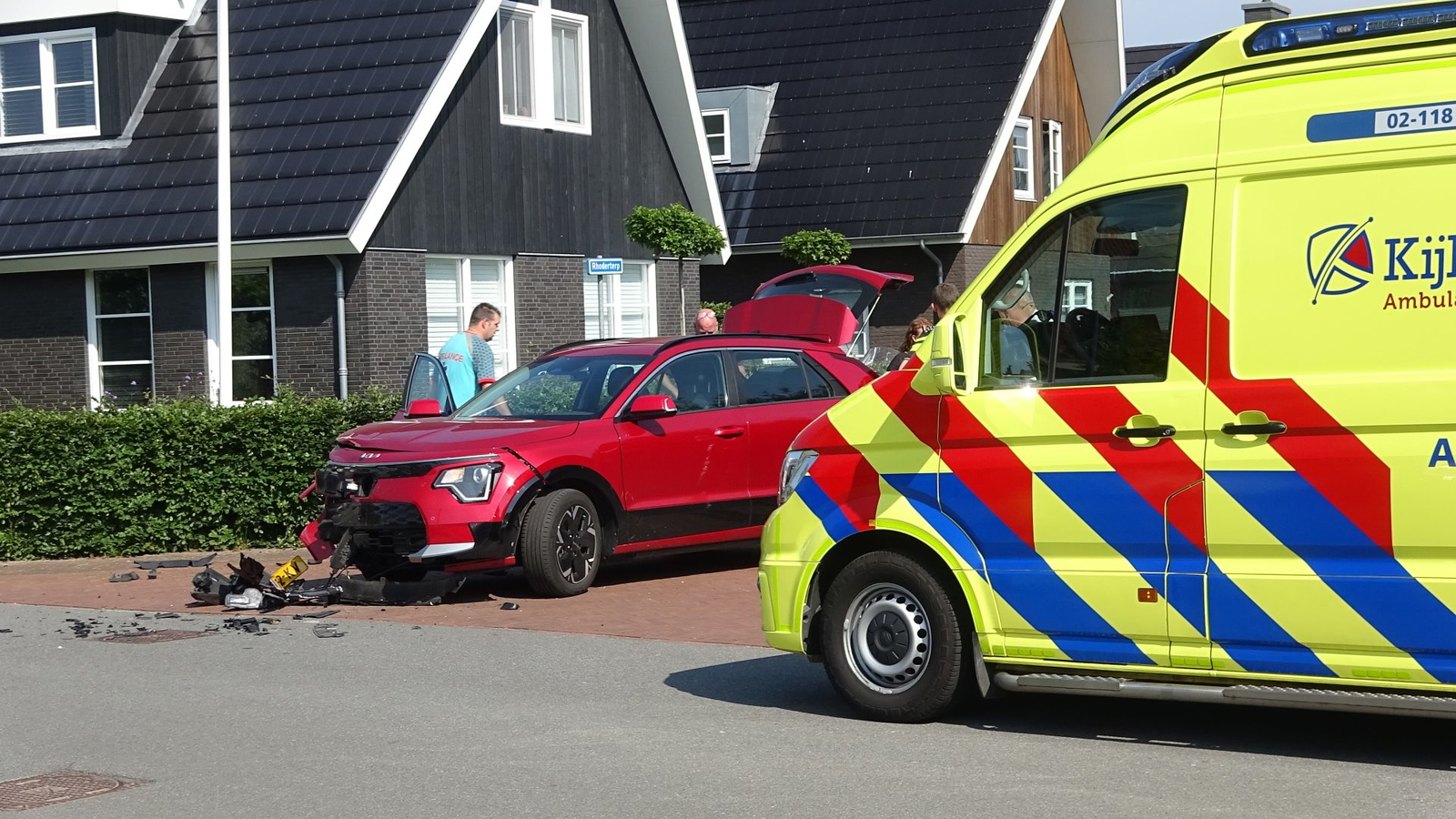 Auto fors beschadigd na botsing met vrachtwagen in Dokkum