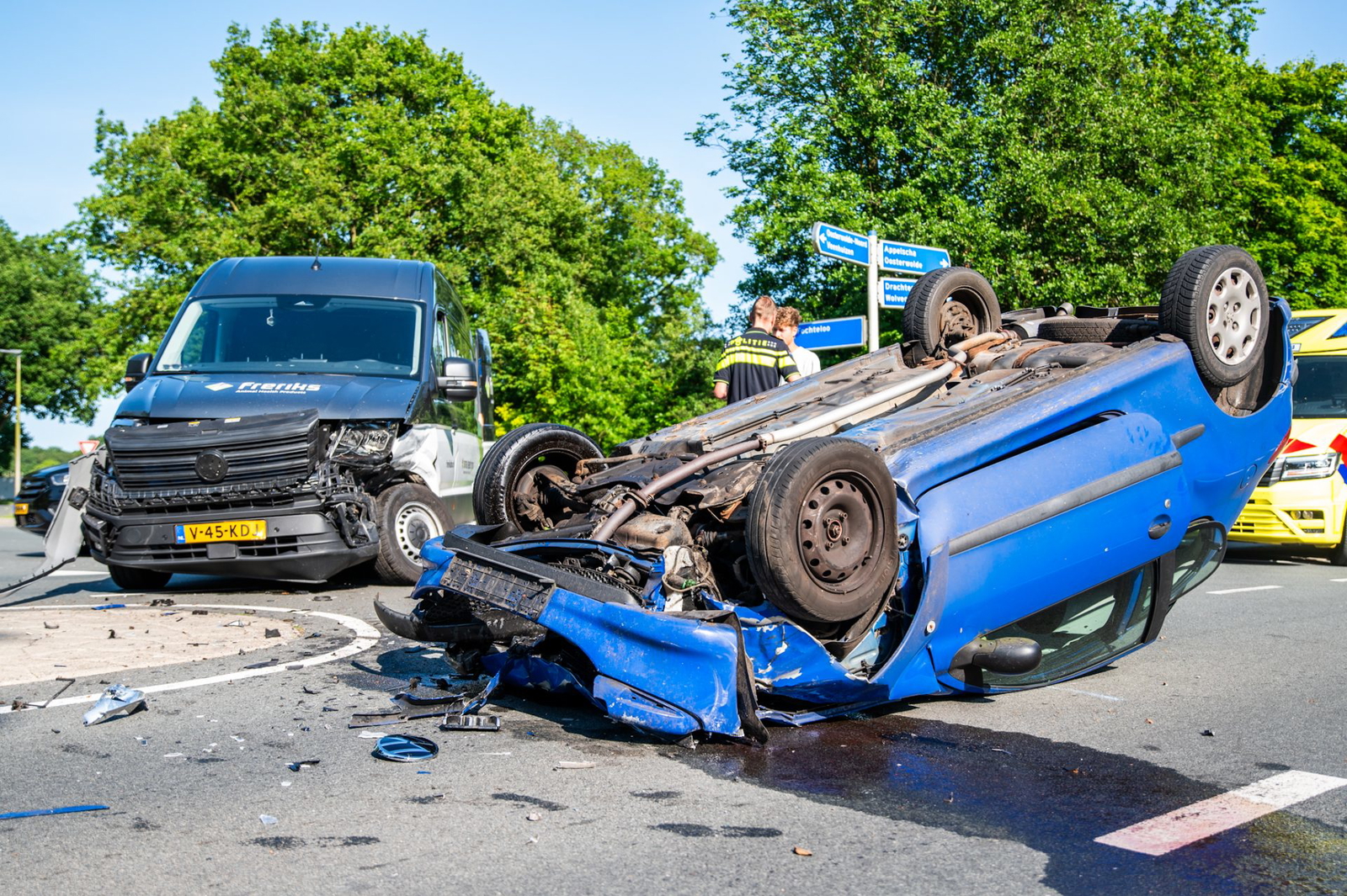 Auto over de kop na botsing met bestelbus in Oosterwolde