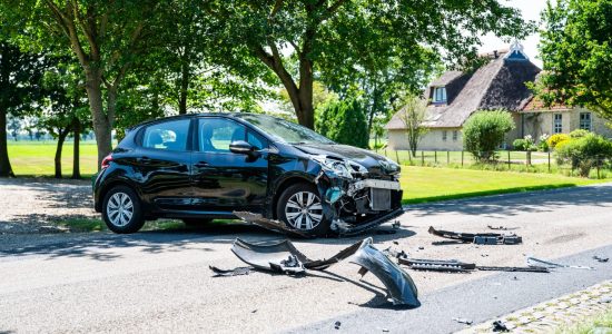 Twee personenauto’s flink beschadigd na aanrijding in Haule