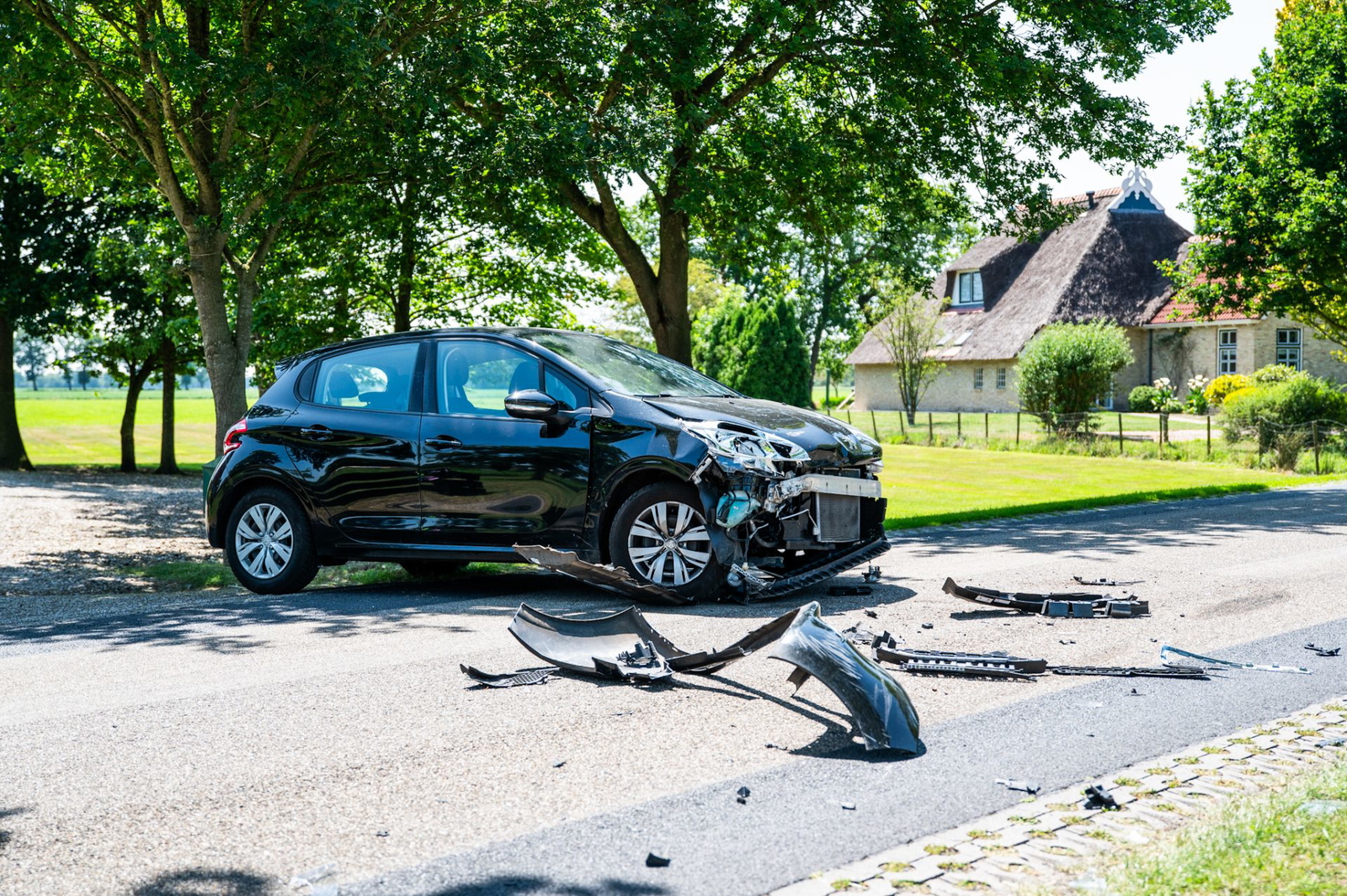 Twee personenauto’s flink beschadigd na aanrijding in Haule