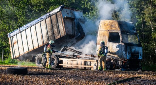 Vrachtwagen in lichterlaaie in weiland Hoorsnterzwaag