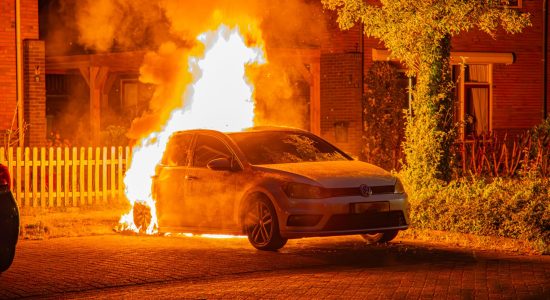 Uitslaande autobrand op parkeerplaats in Burgum