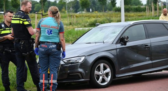 Fietser botst in zijkant auto in Leeuwarden