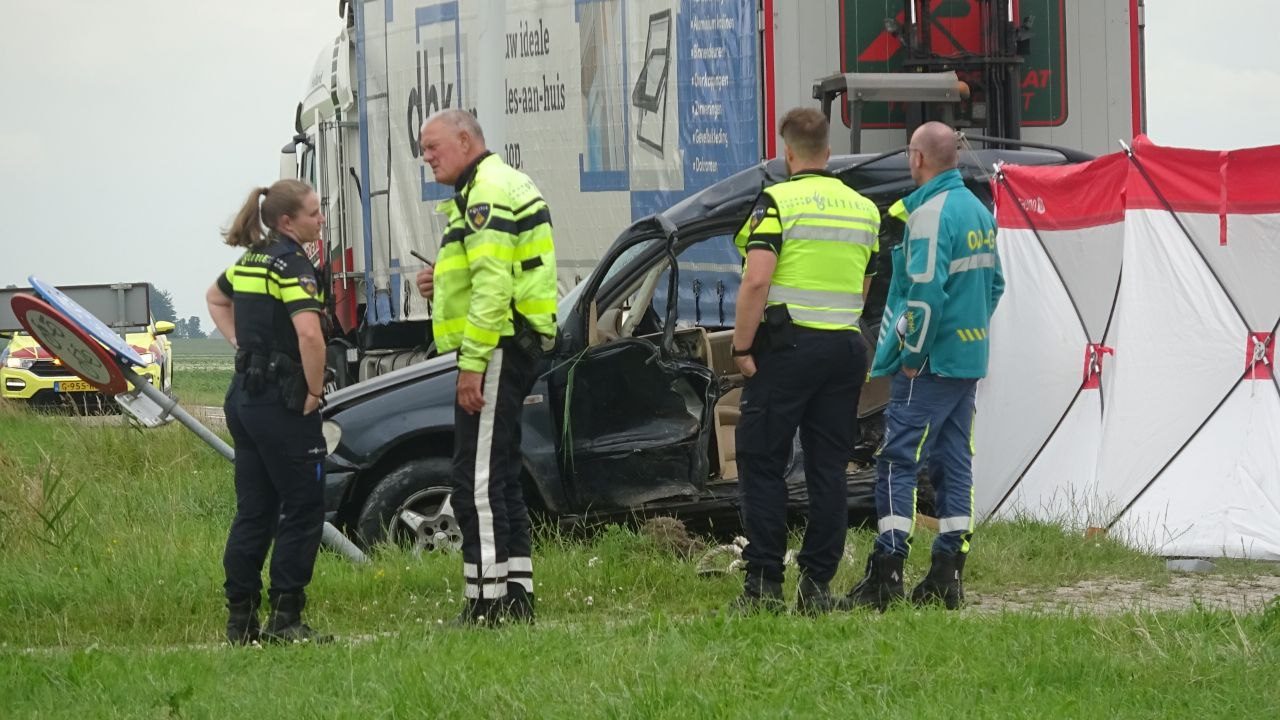 77-jarige bestuurder overleden bij aanrijding met vrachtwagen bij Munnekezijl