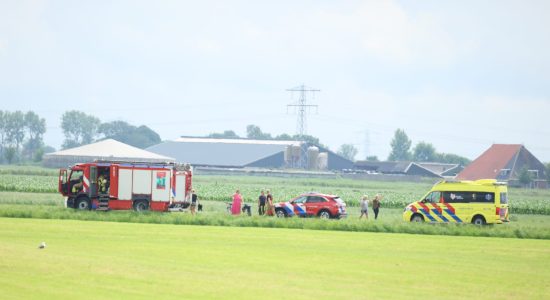 Persoon met rollator te water in Weidum