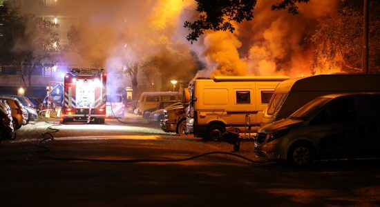 Camper en Dodge pick up verwoest door brand Leeuwarden