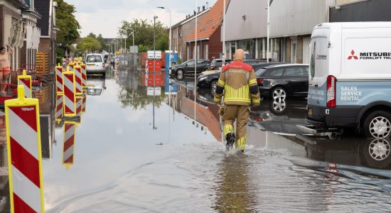 Wateroverlast en blikseminslag zorgen voor inzet van brandweer in Fryslân
