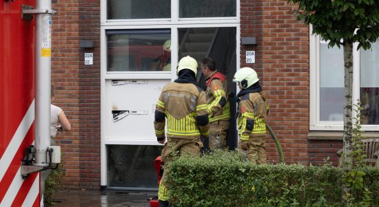 Brandweer blust brand in portiek Leeuwarden