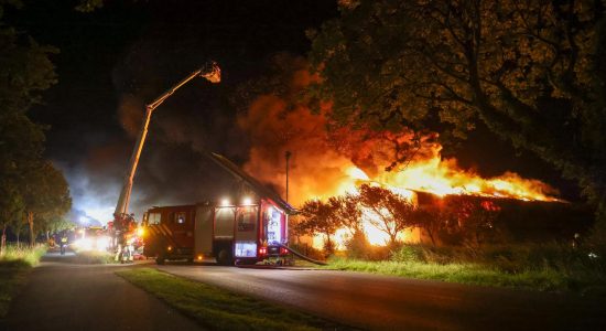 Felle brand verwoest twee loodsen in Arum