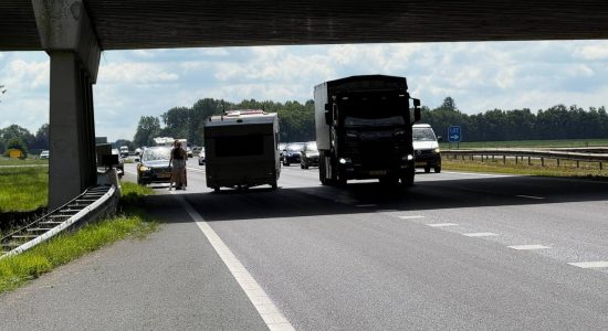 File door losgeschoten caravan op A7 bij Terwispel