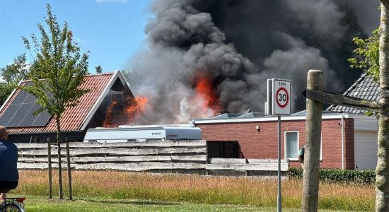 Schuur en caravan beschadigd door uitslaande brand in Kollumersweach