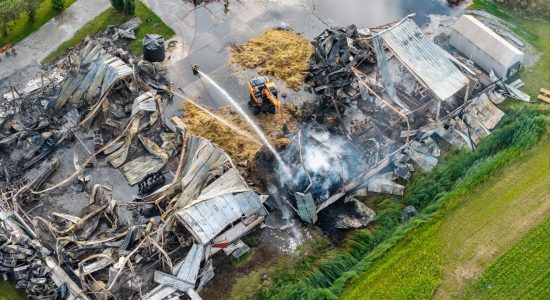 Grote schade aan loodsen bij daglicht na uitslaande brand in Arum